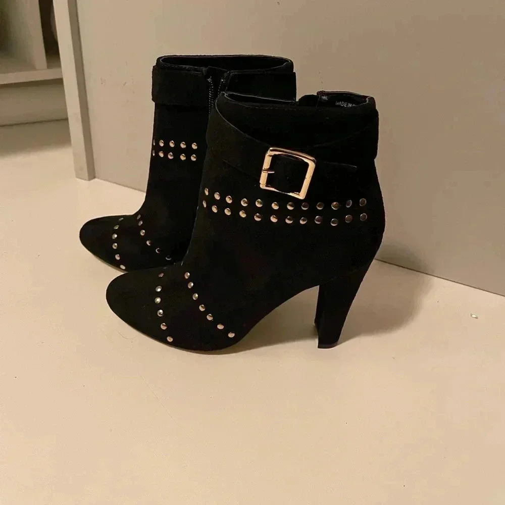 Babe stunning heels boots with gold studs and buckle
